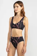 Top de bikini negro con estampado de cadenas y felinos rosados, escote en V, almohadillas removibles y tirantes de ancho intermedio.