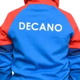 Campera deportiva con capucha y cierre frontal completo, en colores azul y rojo. Cuenta con bolsillos tipo canguro y escudo aplicado en el pecho.