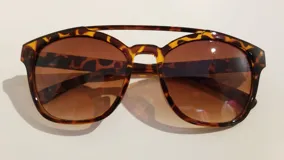 Lentes de sol con montura de carey y lentes marrones degradadas.