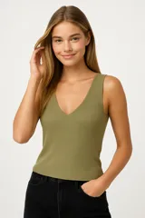 Top verde oliva de bretel ancho, confeccionado en tejido de viscosa acanalada y escote en V.