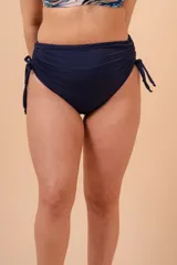 Bombacha de bikini verde oliva, de tiro alto con frunce regulable en los costados.