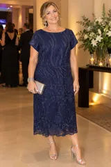 Vestido midi azul marino confeccionado en gasa bordada al tono, con diseño de manga japonesa y terminación del ruedo con delicadas ondas.