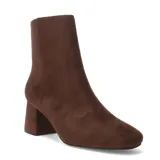 Botas cortas de mujer color marrón oscuro, con caña ajustada, punta cuadrada y taco ancho y bajo.