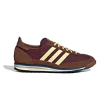 Championes Adidas Originals SL 72 OG, modelo de corte bajo con capellada de nylon bordó y superposiciones de gamuza marrón, con las tres tiras clásicas en color crema y suela dentada.