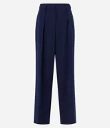 Pantalón de vestir azul marino, de corte recto, con pinzas delanteras, bolsillos laterales y traseros. Se ajusta a la cintura con cierre invisible y trabillas para cinturón.