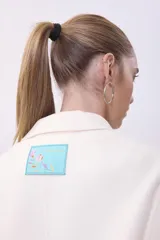 Tapado de lana color fucsia, con solapas clásicas, cierre frontal de dos botones y bolsillos laterales amplios. Diseño de corte recto y largo medio.