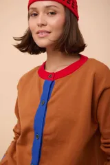 Cárdigan rojo de algodón con botones y cuello redondo.