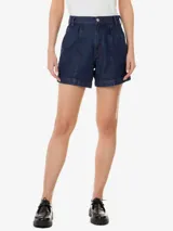 Short de jean azul oscuro con costuras burdeos, de tiro alto y corte holgado. Presenta trabillas en la cintura, dos bolsillos delanteros tipo navaja, pliegues delanteros y cierre frontal con cremallera y botón.