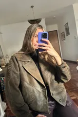 Chaqueta bomber de cuero ovino color marrón con cuello de piel sintética negro desmontable.