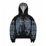 Hoodie oversize de color negro con estampado artístico en pecho y mangas en tonos azul y gris. Presenta capucha forrada con tejido a cuadros, costuras reforzadas y grifa de la marca en la manga.
