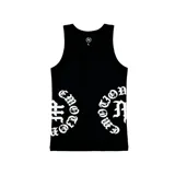 Musculosa negra slim fit con diseño de serigrafía de texto en tipografía gótica en los laterales inferiores.