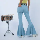 Jean de corte flare color celeste, con diseño ajustado en las piernas y botamangas acampanadas y deshilachadas. Presenta costuras verticales frontales y tiro medio.