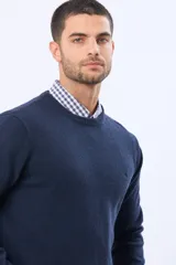 Buzo de lana azul con cuello redondo, manga larga y diseño tejido de punto.