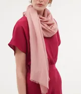 Bufanda de poliéster color rosado, de diseño liso con flecos cortos en los extremos.