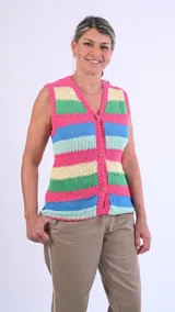 Chaleco tejido a mano de hilo de algodón, con diseño de franjas horizontales en colores fucsia, celeste, negro y detalles en amarillo flúor, escote en V y cierre frontal con botones.