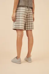 Bermuda de lana fina color gris con bolsillos laterales y forro interior.