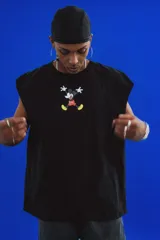 Sudadera sin mangas negra de calce oversize, confeccionada en algodón premium. Presenta un estampado grande en la espalda con la cara de Mickey Mouse usando auriculares, rodeado de elementos gráficos de equipos de música y luces de neón.