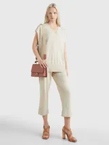 Túnica color beige de punto con cuello en V y sisas amplias.