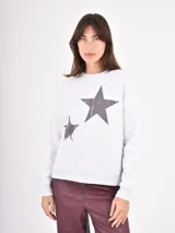 Buzo de cuello redondo y manga larga, color gris jaspeado con estampado de dos estrellas en tono oscuro con efecto desgastado.
