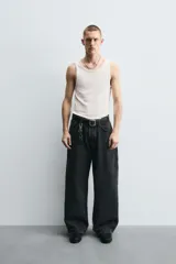 Musculosa negra ajustada de algodón con elasticidad, cuello redondo y sisa ancha.