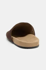 Zapato tipo mule de cuero con suela plana y punta redonda.