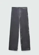 Pantalón de tiro alto con diseño recto, confeccionado en tejido de terciopelo con mezcla de seda. Cuenta con cierre de cremallera en la parte posterior.