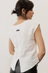Remera marrón sin mangas, de corte recto y escote redondo.