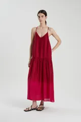 Vestido largo bretelero de voile de viscosa con teñido dip-dye, escote en V con puntilla a tono y falda con frunces y vuelo.