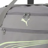 Bolso deportivo Puma modelo Fundamentals, color gris con detalles en verde lima. Cuenta con compartimento principal con cierre, bolsillo frontal con cierre, correas de mano con agarre acolchado y bolsillo lateral de malla.