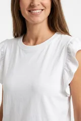 Remera color beige con cuello redondo y mangas cortas adornadas con volados fruncidos.