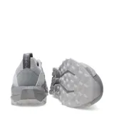 Championes New Balance Trail Tektrel, color gris con detalles en negro. Zapatillas de trail running con capellada de malla transpirable y suela de goma con diseño de tracción para terrenos irregulares.