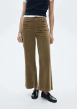 Pantalón de pana color tostado, de tiro alto y diseño culotte con bolsillos de parche delanteros.