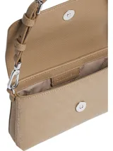 Cartera bandolera Calvin Klein color beige con monograma en relieve. Tiene correa ajustable, cierre de cremallera y logo de la marca en el frente.