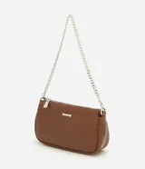 Cartera tipo baguette pequeña Satinato, confeccionada en PU color marfil, de formato alargado y estructura maleable. Cuenta con cierre superior de cremallera, placa frontal aplicada con el logo de la marca y asa de cadena doble metálica en tono plateado que permite llevarla al hombro o cruzada.