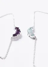 Collar de plata 925 con cinco piedras de topacio celeste engarzadas en forma de arco, con engaste tipo bisel. La cadena es de eslabones finos.