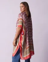 Kimono largo de satén con estampado de arabescos en tonos beige, marrón, verde y naranja.