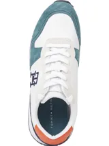 Camisa de vestir celeste de corte slim fit, con cuello italiano y cierre frontal con botones.