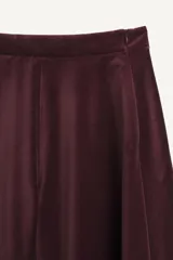 Bermuda ancha de tiro medio de terciopelo bordó con diseño de pierna ancha y caída fluida.