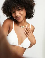 Collar rígido dorado con diseño geométrico y cierre de mosquetón. Fabricado con aleación de metales bañada en oro de 18k.