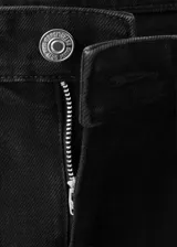 Short de denim negro de tiro medio con diseño de cinco bolsillos, presillas para cinturón y cierre frontal con botón y cremallera.