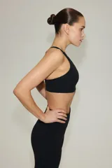 Top deportivo negro con tecnología ShapeMove y DryMove, de alto soporte, con copas forradas con relleno extraíble, breteles anchos ajustables y espalda nadadora de corte olímpico.