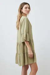 Vestido midi color verde oliva de lyocell, corte holgado, con escote en V y mangas 3/4 con volados.