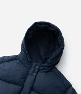 Campera puffer acolchada azul marino de Ashua, con capucha, mangas largas, bolsillos frontales, cordón regulable en la cintura y cierre frontal con broches a presión.