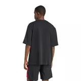 Remera Adidas de corte holgado, color negro, con cuello redondo y mangas cortas. Presenta las icónicas tres tiras blancas en los hombros y mangas, y el logo del trifolio bordado en el pecho.