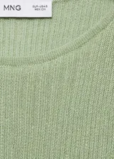 Buzo de tejido de punto fino con textura acanalada, cuello redondo y diseño entallado de manga larga.