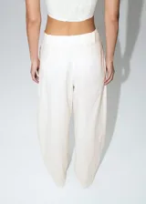 Pantalón de corte recto y tiro regular, color blanco, con bolsillos laterales y pinzas en la parte delantera.