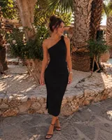 Vestido midi negro elastizado de un solo hombro, con tirante adornado con un nudo, diseño al cuerpo y tajo lateral en la falda.