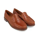 Mocasín de cuero color suela, con diseño clásico de antifaz y costuras reforzadas en el empeine.
