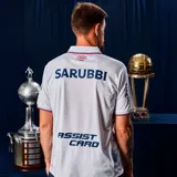 Camiseta de fútbol Umbro del Club Nacional de Football, modelo Home 2026, para hombre. Diseño en color blanco con detalles en azul y rojo en el cuello y los bordes de las mangas. Incluye el logo de Umbro, el escudo del club y el sponsor Antel en el frente.