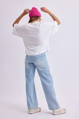 Remera blanca de manga 3/4 y cuello alto, con diseño oversize y corte recto.